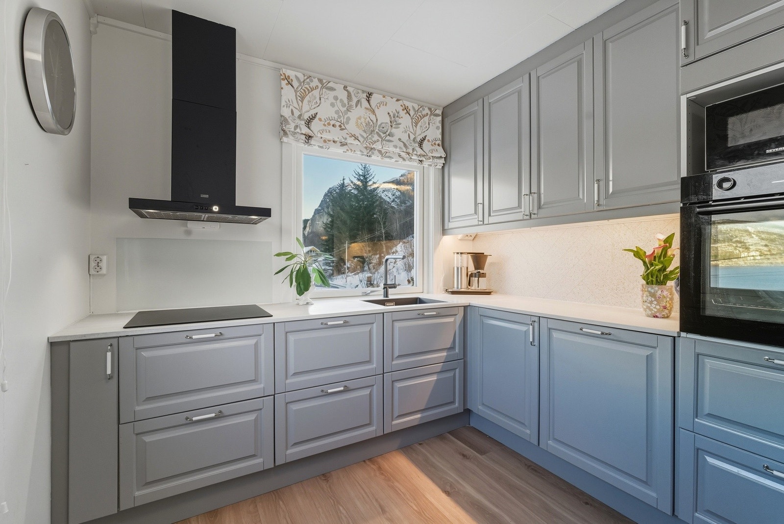 Integrert platetopp, stekeovn og oppvaskmaskin. Frittstående kjøleskap kan medfølge etter avtale. Galleribilde