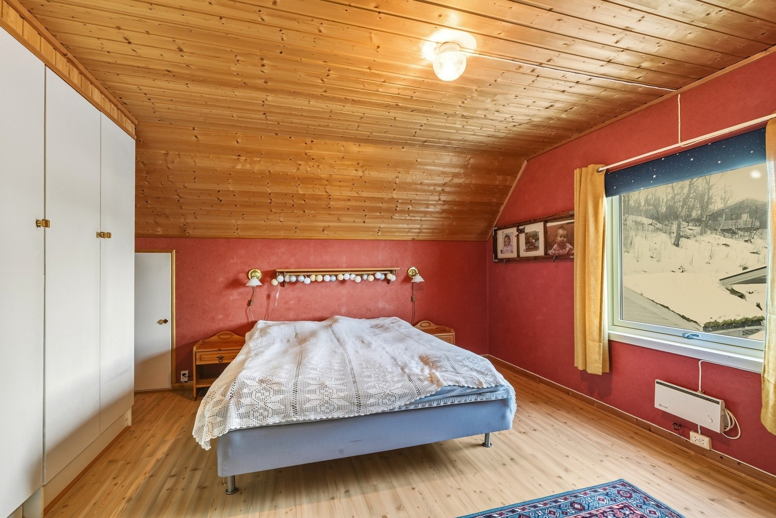 Rommet oppleves romslig, med god plass til seng, garderobeskap og øvrig møblement. Galleribilde