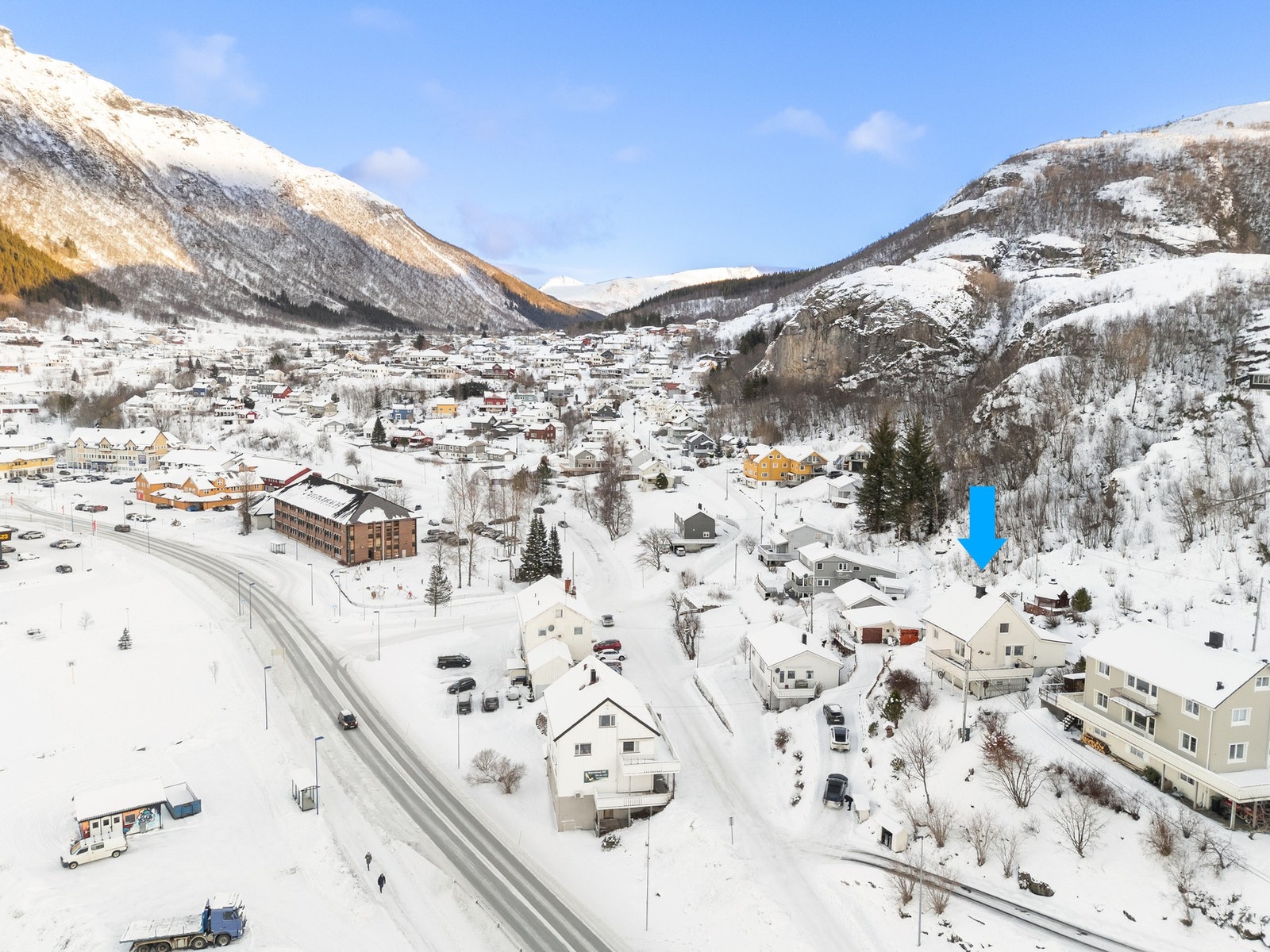 Enebolig med sentral beliggenhet på Ørnes. Kort vei til skoler, barnehage, butikker, turterreng m.m. Galleribilde