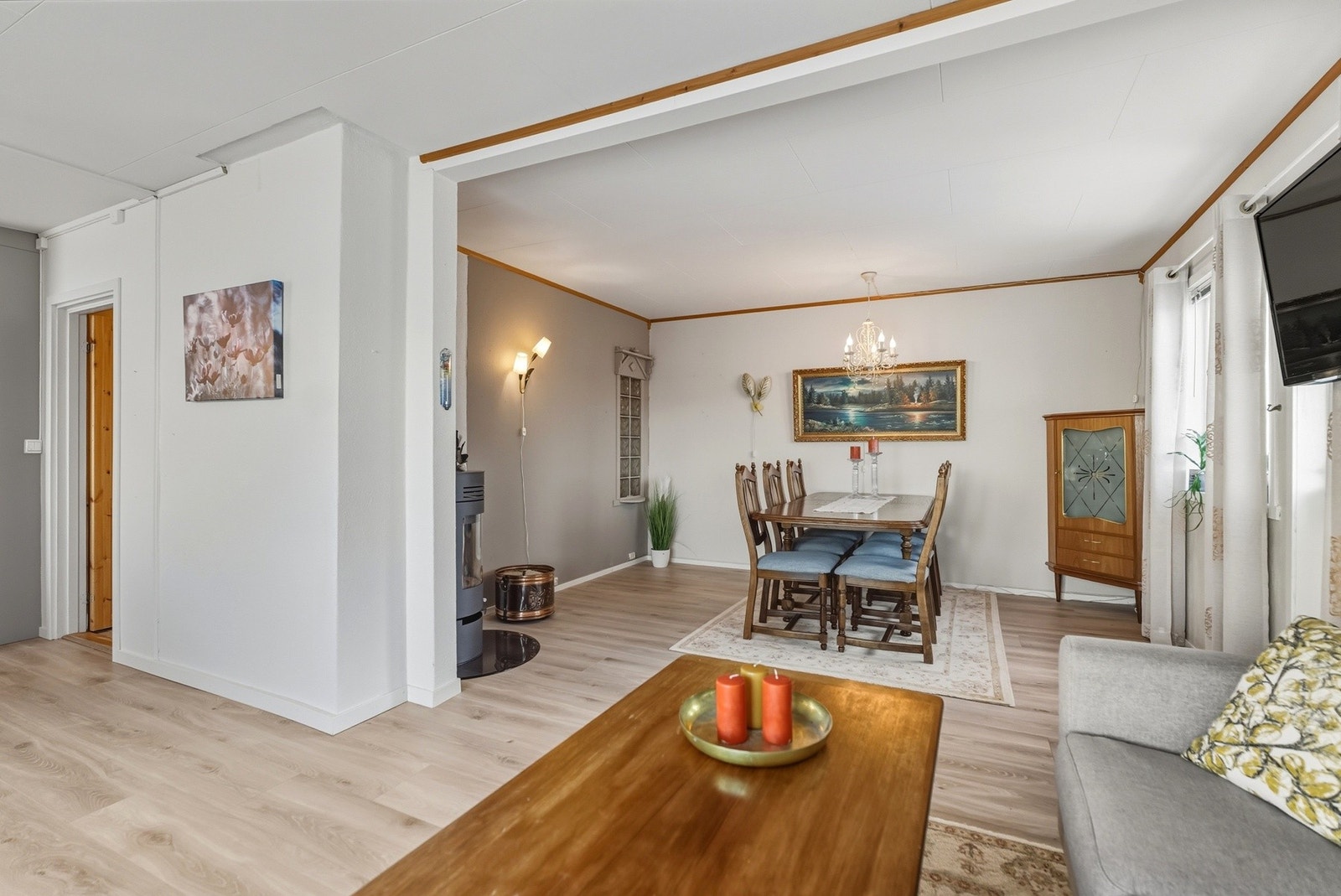 Romslig og trivelig stue med vedovn. Galleribilde