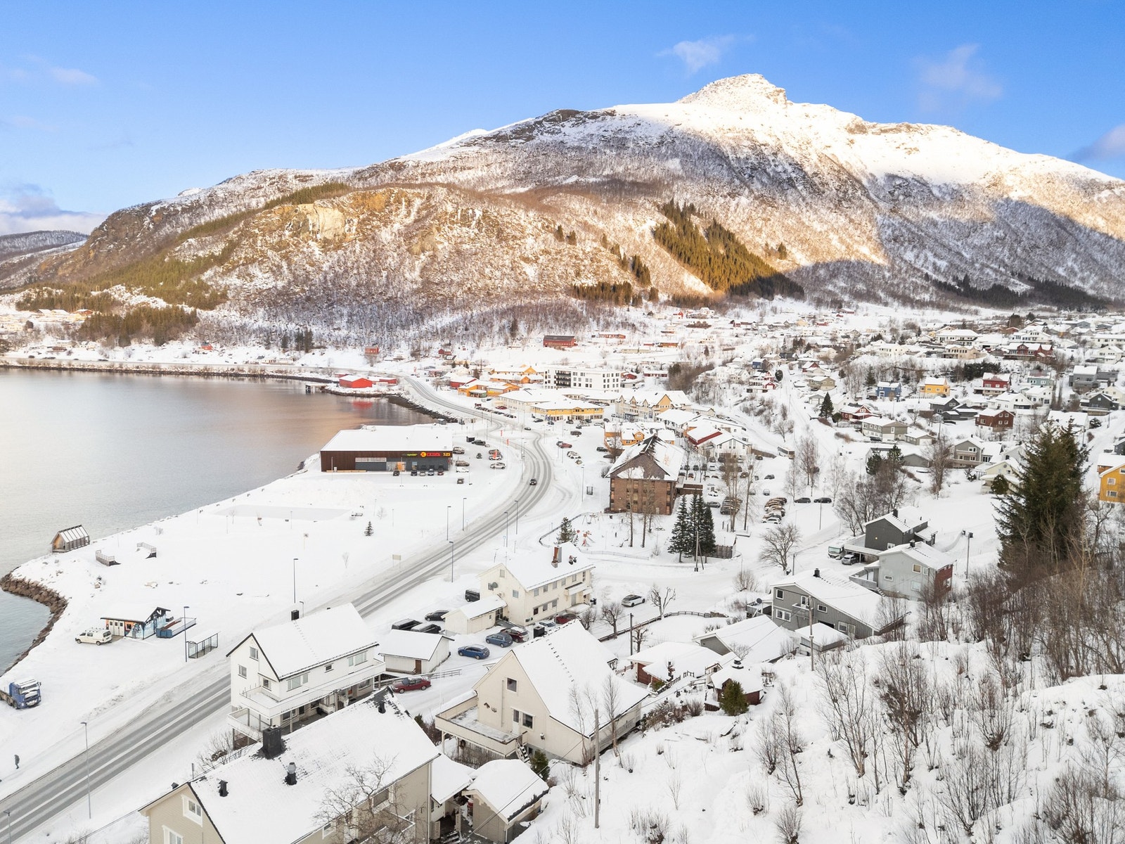Ørnes sentrum ligger innenfor kort avstand med alle sine fasiliteter. Galleribilde