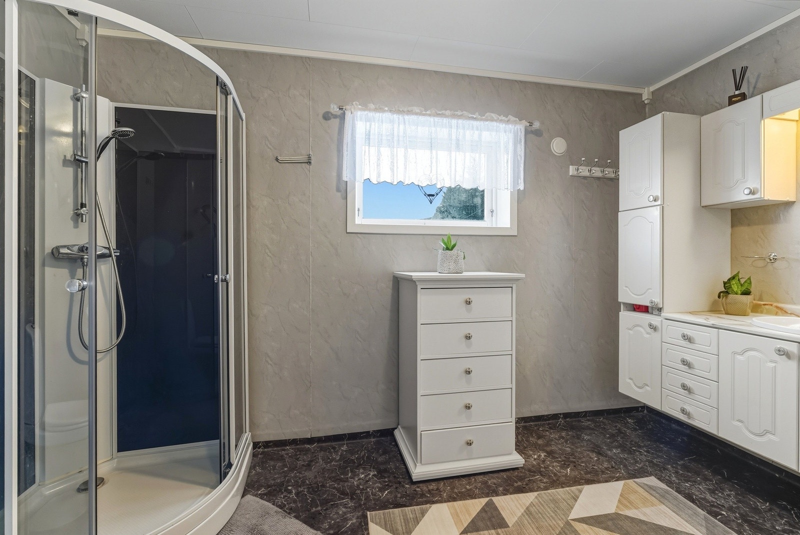 Badet ble modernisert i 2020 med belegg på gulv og våtromstapet på vegger. Galleribilde