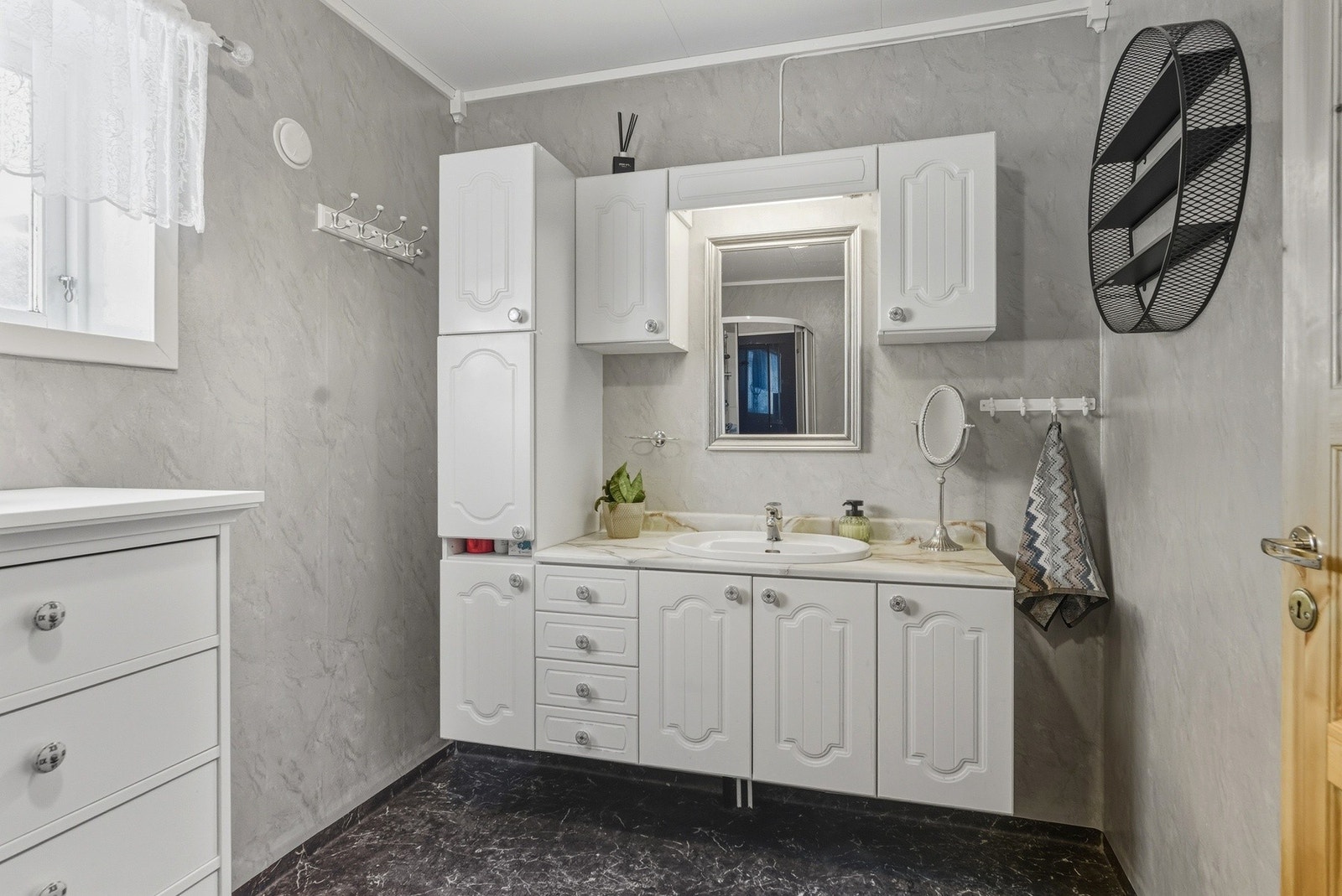 Stor servantinnredning med god skapplass. Galleribilde