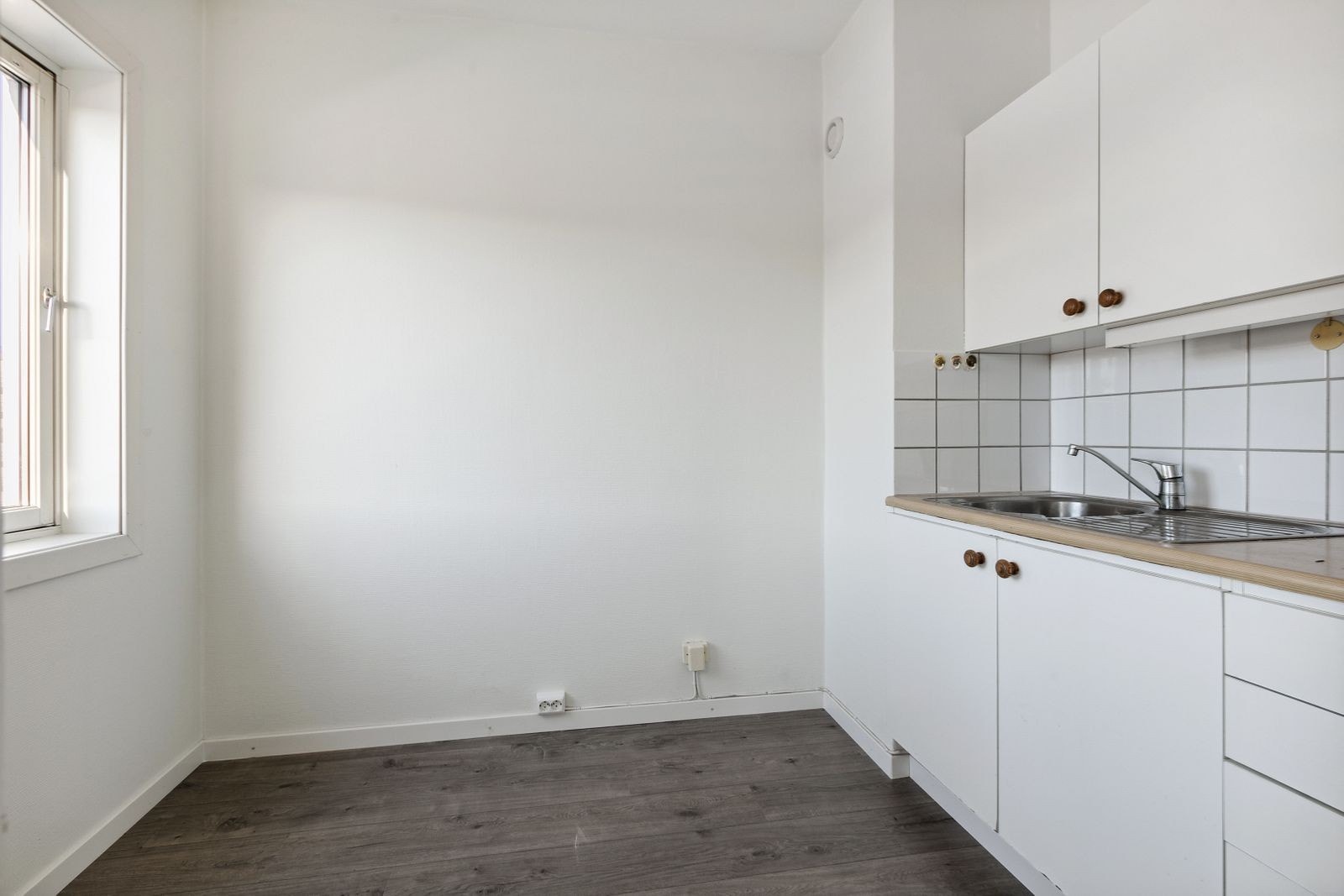 Kjøkken er plassert i et eget rom. Hvitevarer følger ikke med. Galleribilde