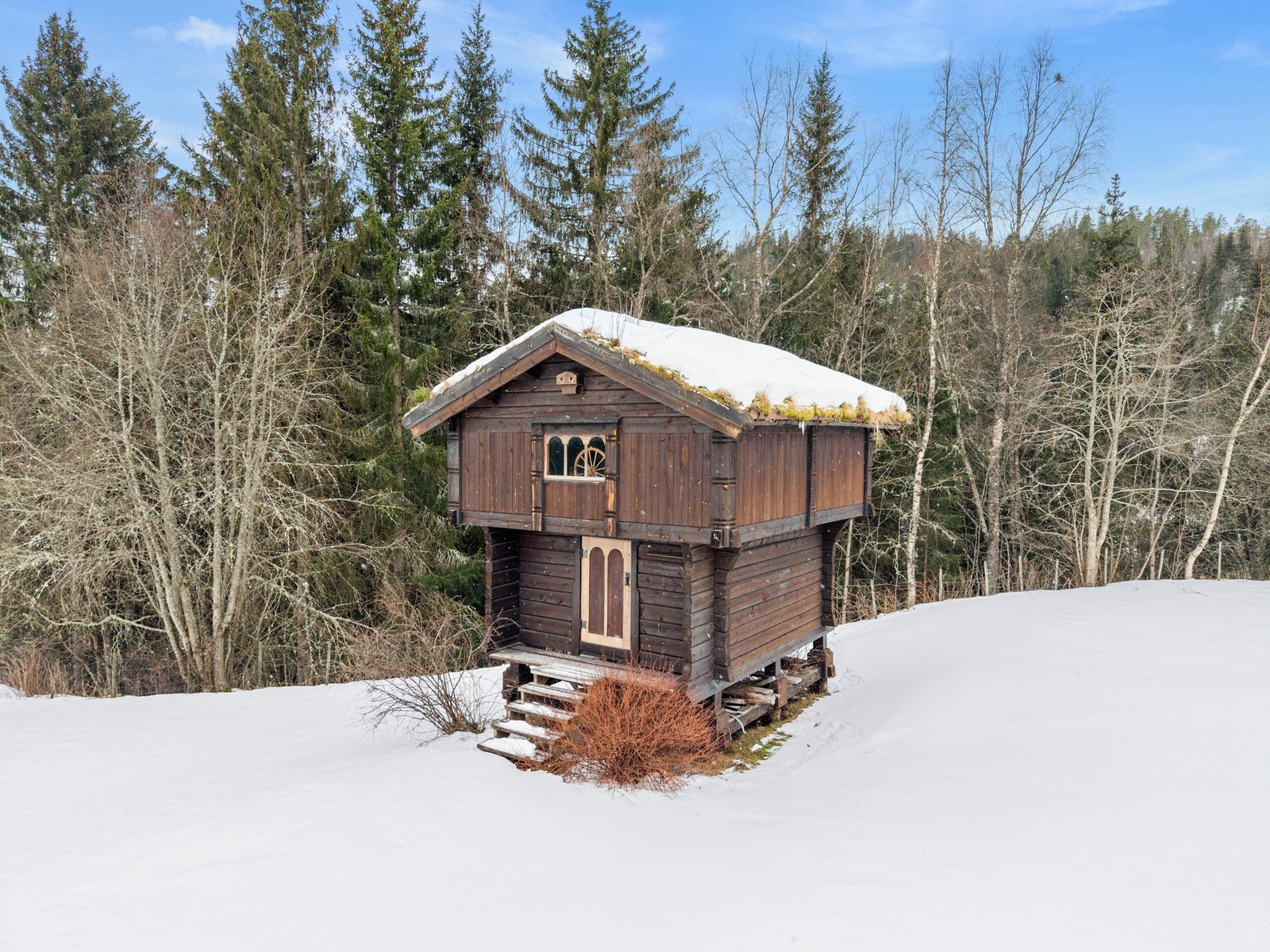 Stabburet er fra 1980 og er ca 32m2 BTA. Galleribilde