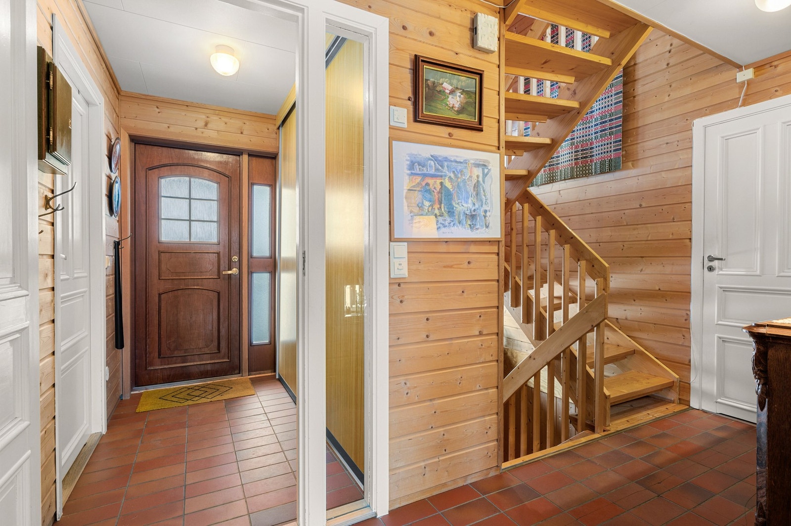 Fra vindfang/gang på totalt 13m2. Skyvedørsgarderobe i vindfang. Galleribilde