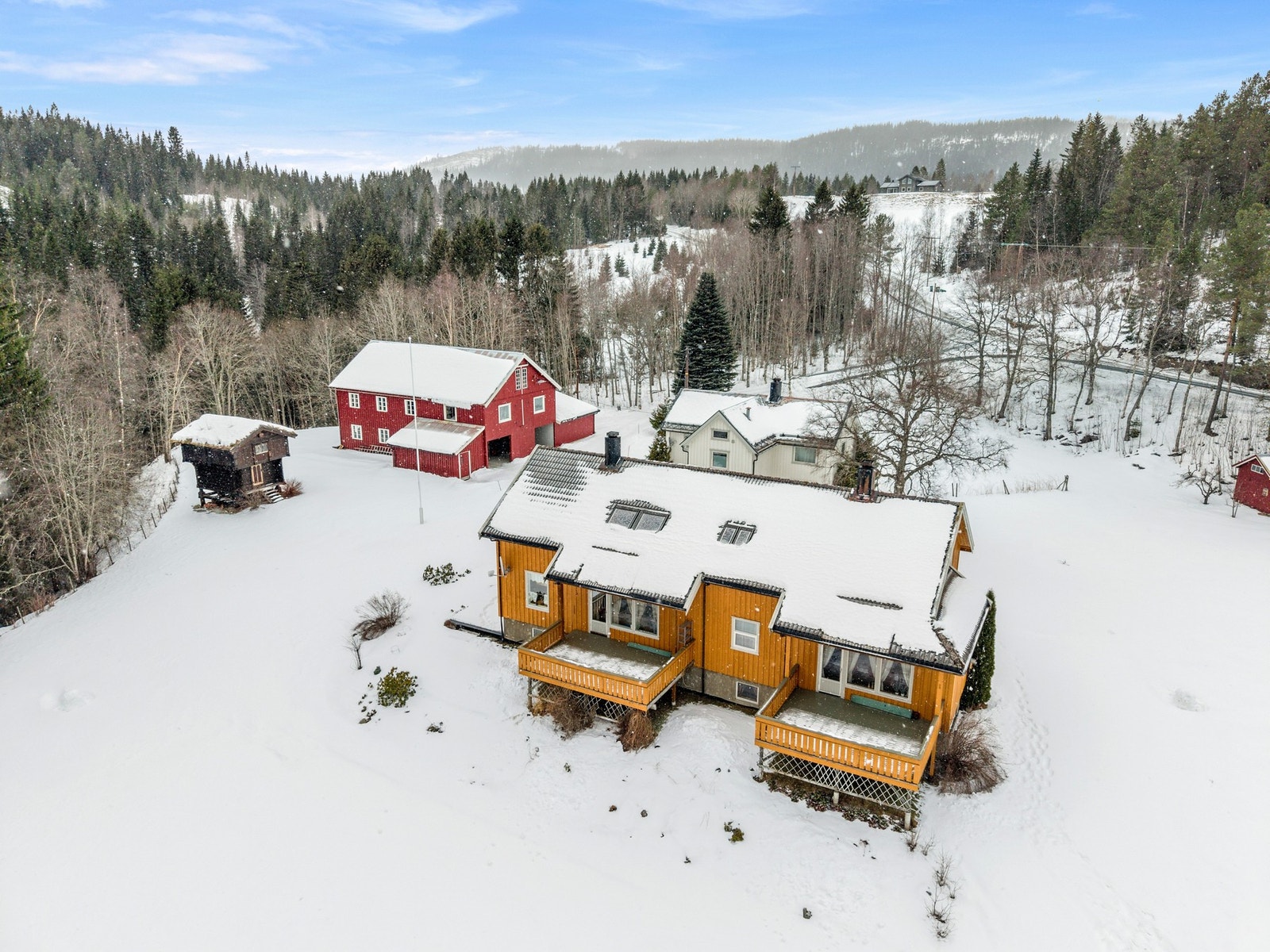 Kort vei unna eiendommen ligger Kvennabakkan skistadion med lysløype. Galleribilde