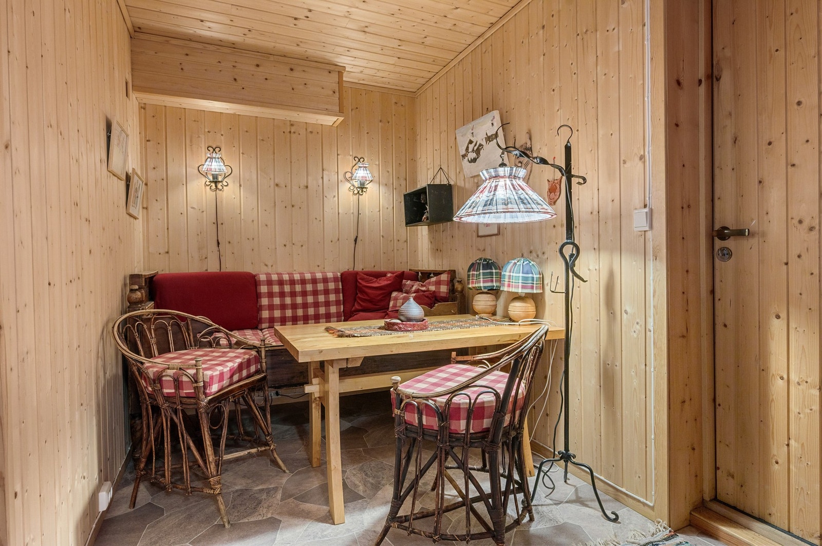 Egen inngang til kjelleretasjen. Galleribilde