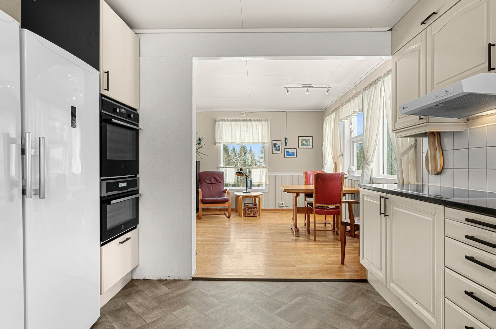 Integrerte hvitevarer av god kvalitet i praktisk arbeidshøyde. Galleribilde