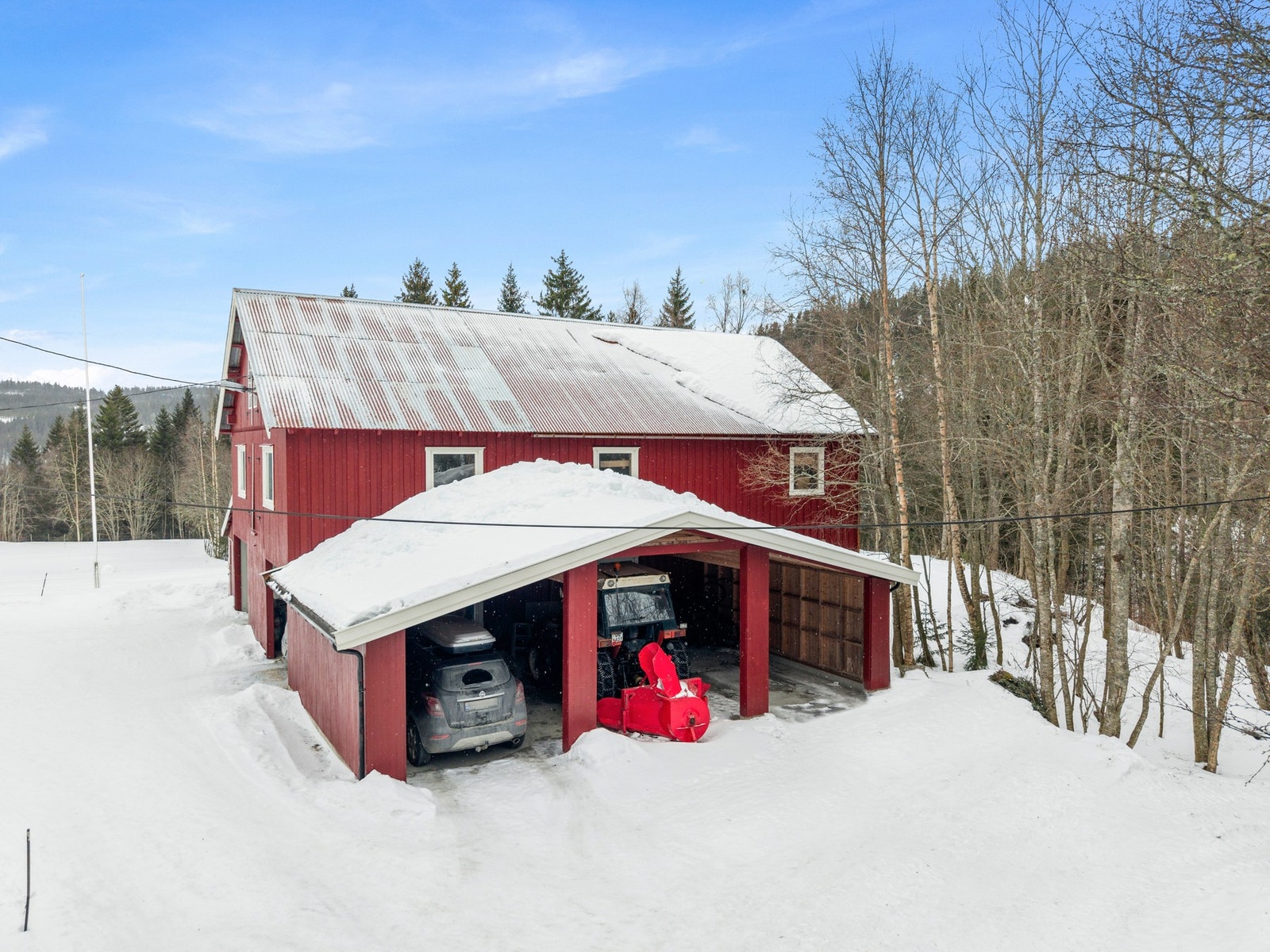 Verkstedbygning bygd på 60-tallet, med påbygd carport fra 2007/08. Verkstedbygningen er totalt 423m2 BTA. Galleribilde