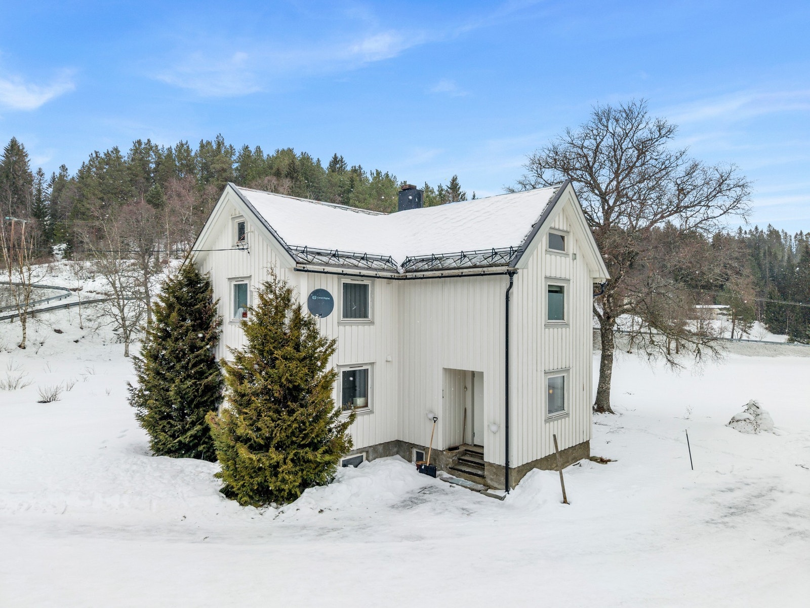 Kårboligen er ca 203m2 BTA, og av eldre byggeår. Huset er flyttet til Sjursmoen på ukjent tidspkt, p.t. utleid. Galleribilde