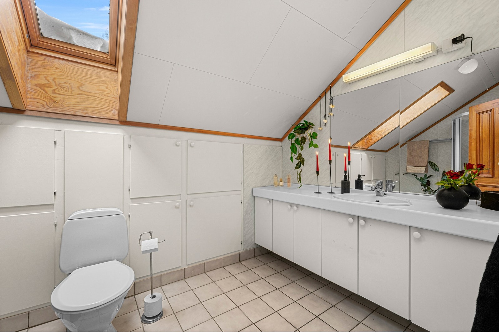 God oppbevaringsplass både i innredning og i knekott. Galleribilde