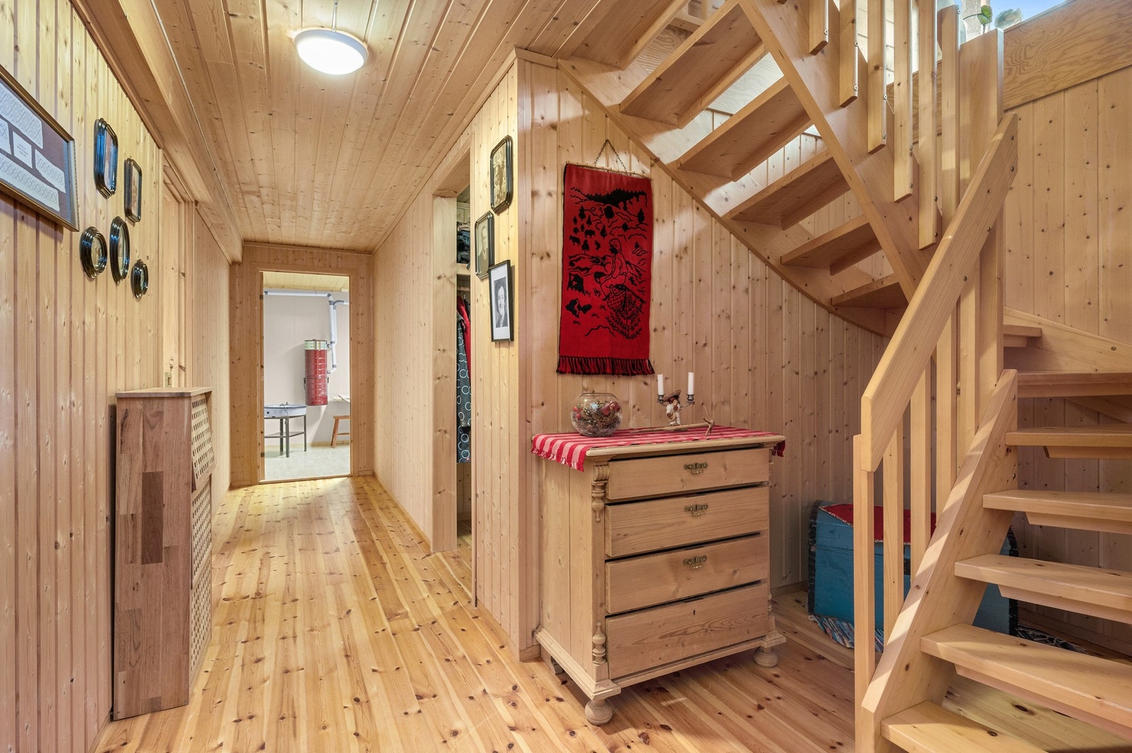 Fra gangen i kjelleren, det er rikelig med bodplass også i kjelleren. Galleribilde