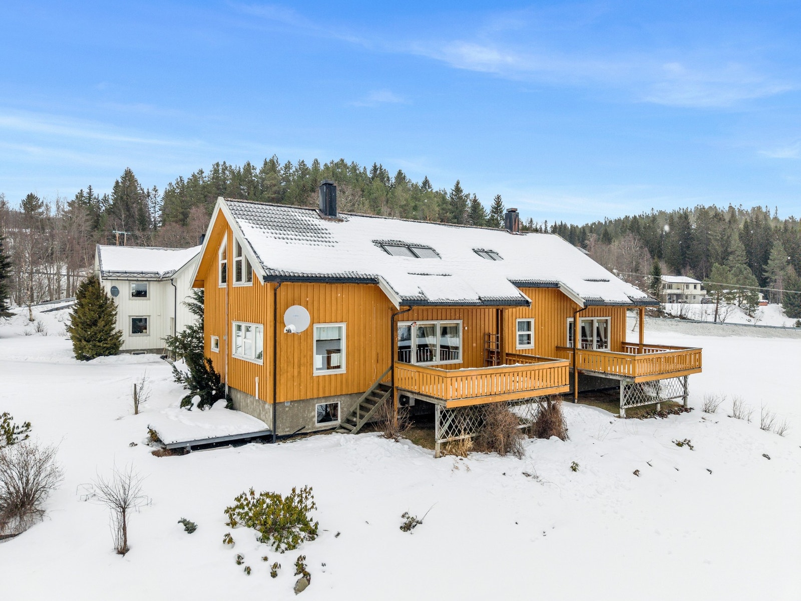 Våningshuset ligger fint til, fredelig og solrikt plassert ca 5km unna Hovin sentrum. Galleribilde
