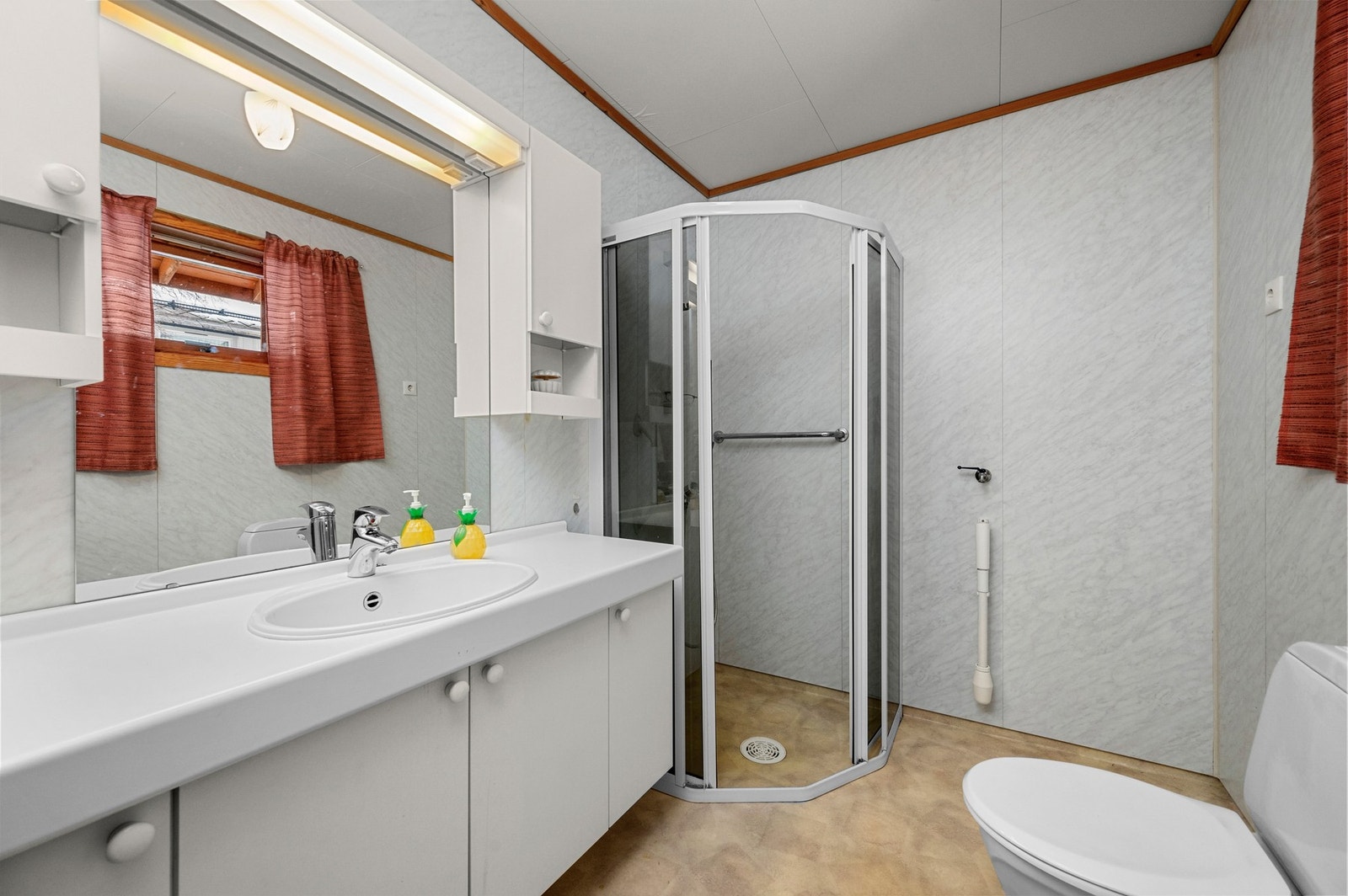 Fra baderom i bi-leilighet. Galleribilde