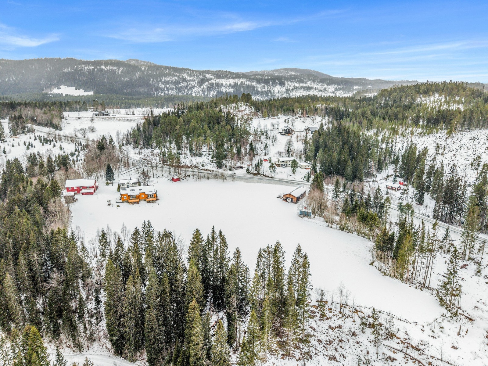Eiendommen er totalt ca 210 dekar, fordelt bl.a. på ca 13 dekar fulldyrka jord, og ca122 dekar produktiv skog. Galleribilde