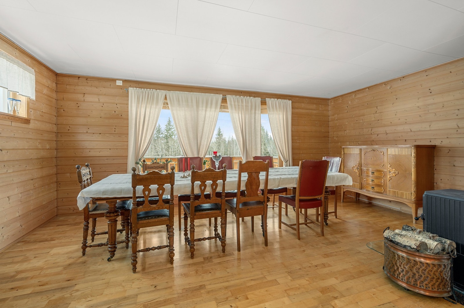 Stue med vedfyring på ca 20m2. Galleribilde