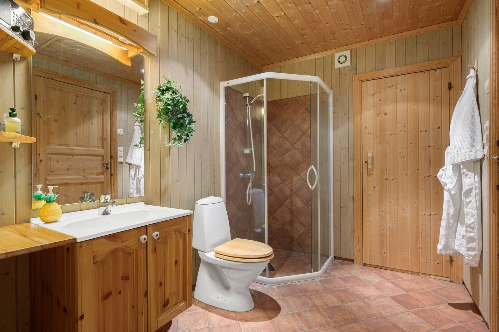 Pent bad i kjeller på ca 7m2 med badstu. Galleribilde