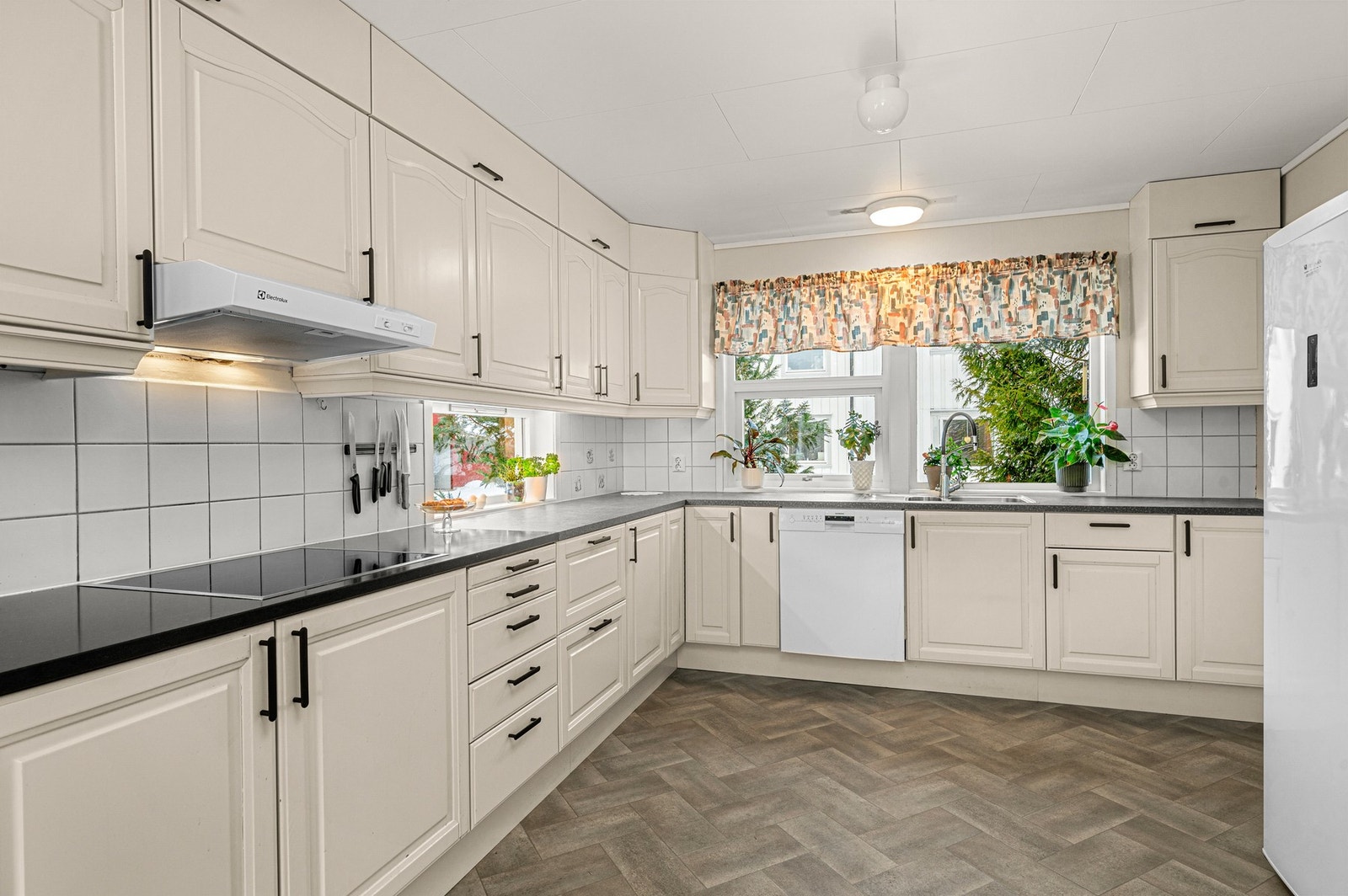 Pent kjøkken med rikelig oppbevarings- og arbeidsplass. Galleribilde