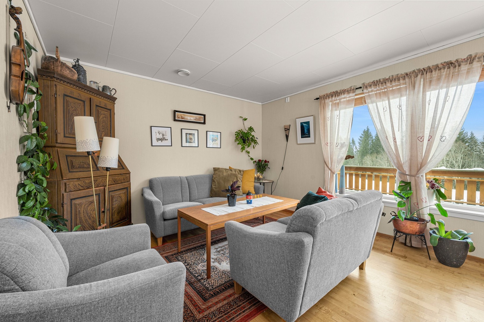 Del av stua, huset har balansert ventilasjonsanlegg. Galleribilde