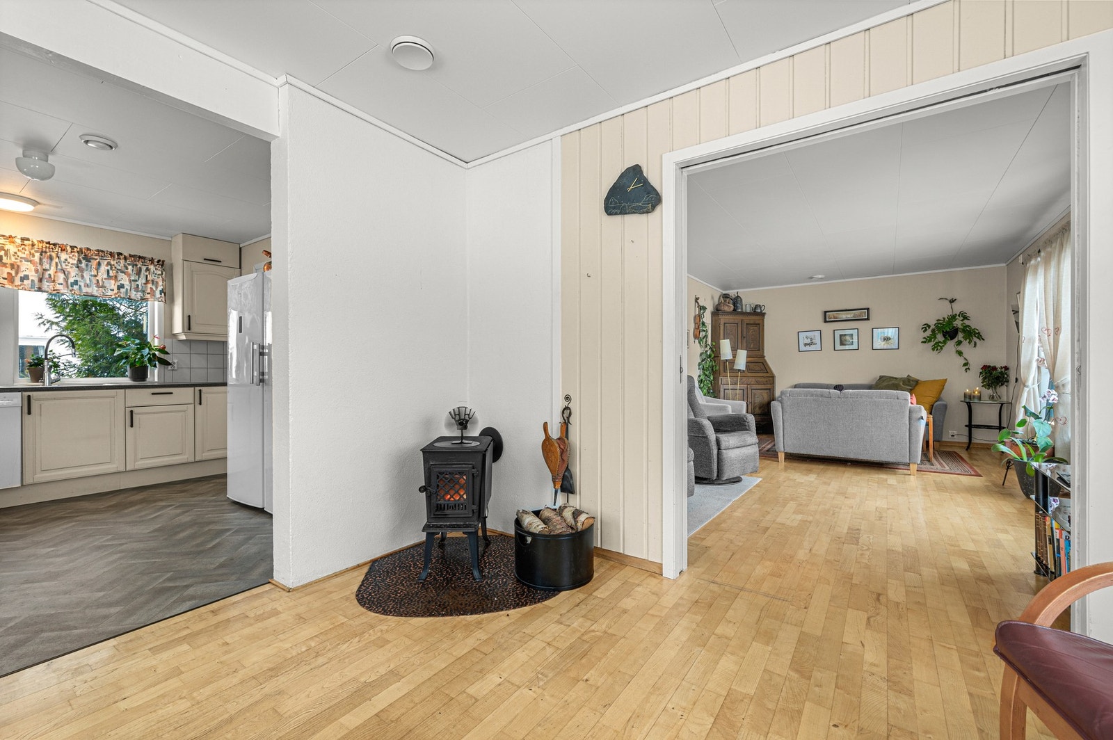 Spisestue på 12m2 med vedovn. Galleribilde