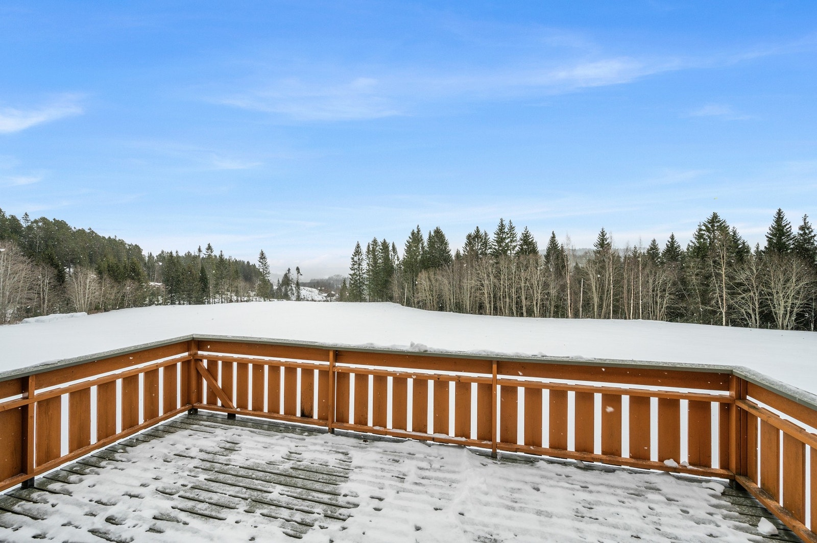 Egen veranda til utleiedelen med gode solforhold. Galleribilde