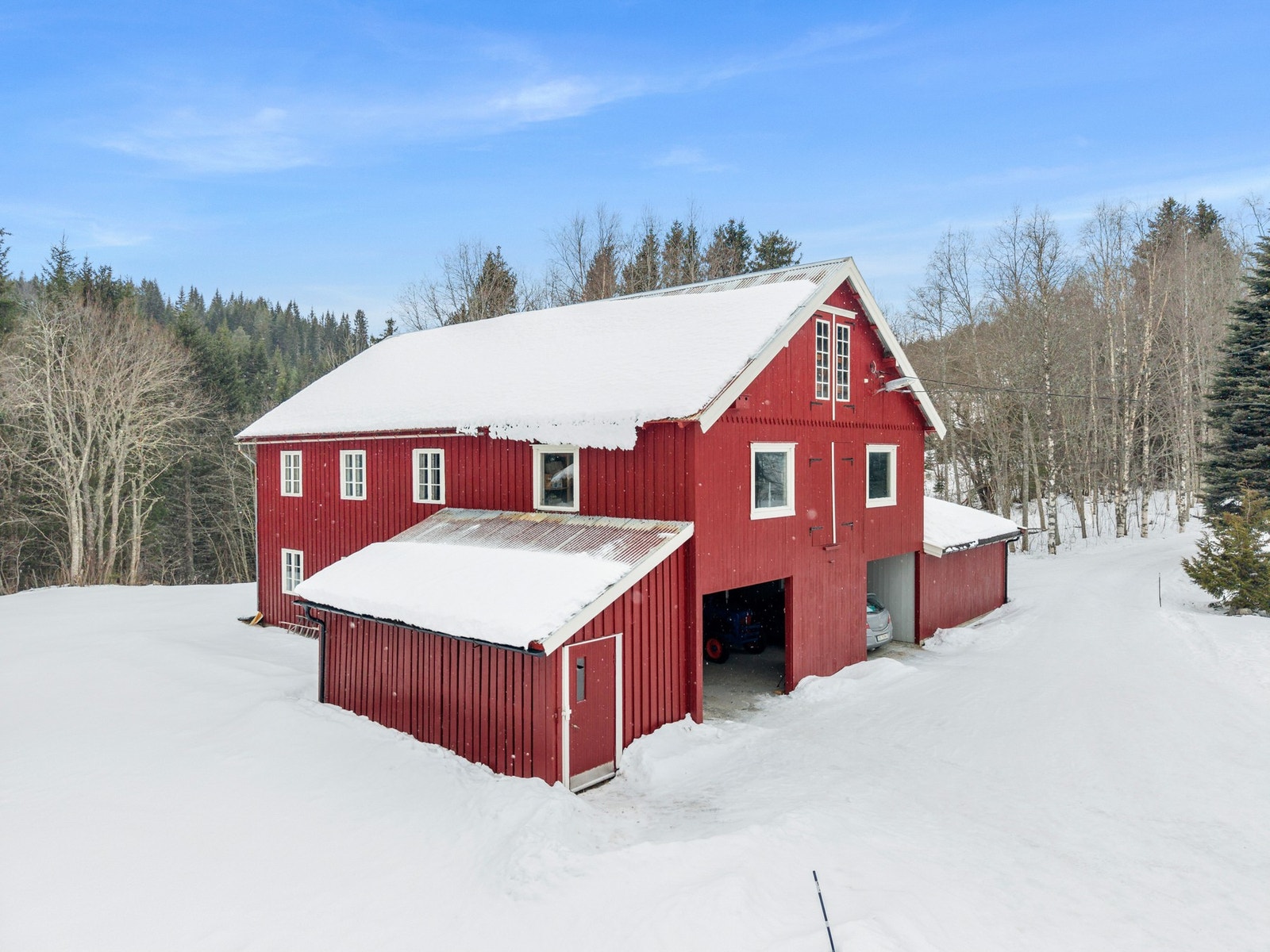 Verkstedbygningen ble oppført på 60-tallet, og påbygd på 70-tallet og ca 2007. Galleribilde