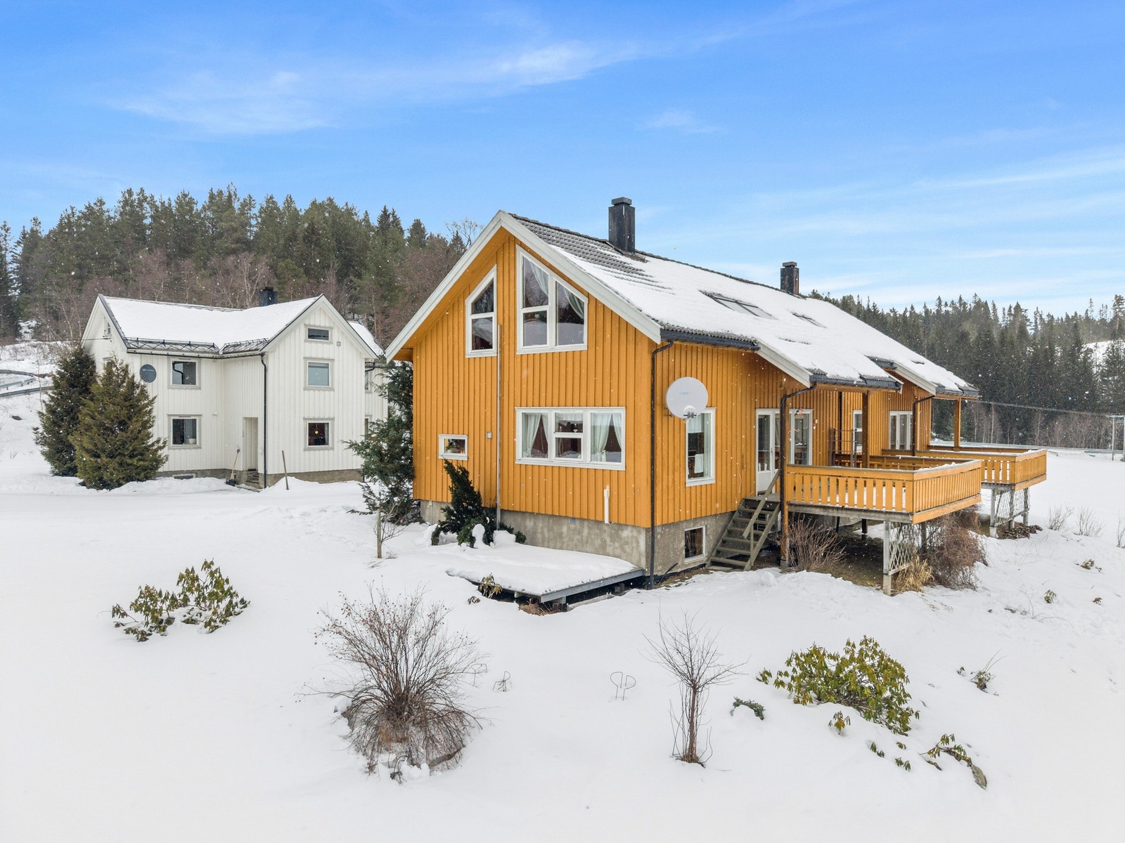 Våningshuset ble oppført i 1993 og er ca 364m2 BRA-i, og består av en hoveddel, samt en utleiedel på ca 69m2. Galleribilde