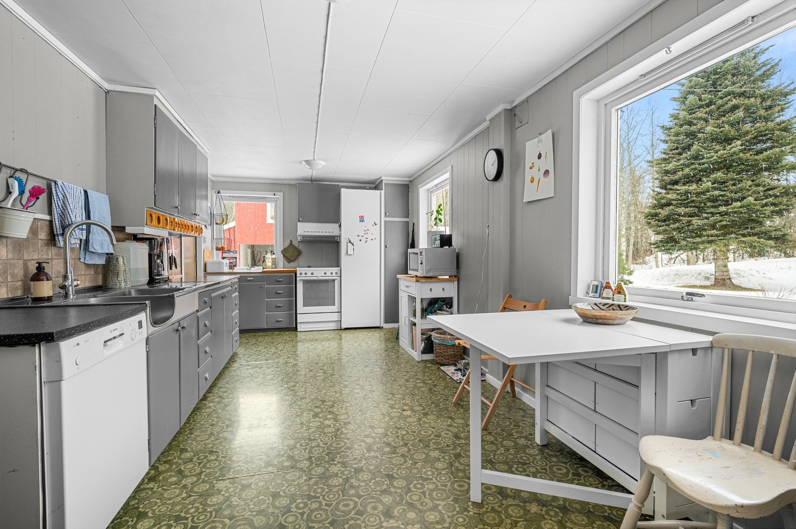 Romslig kjøkken i kårboligen. Galleribilde