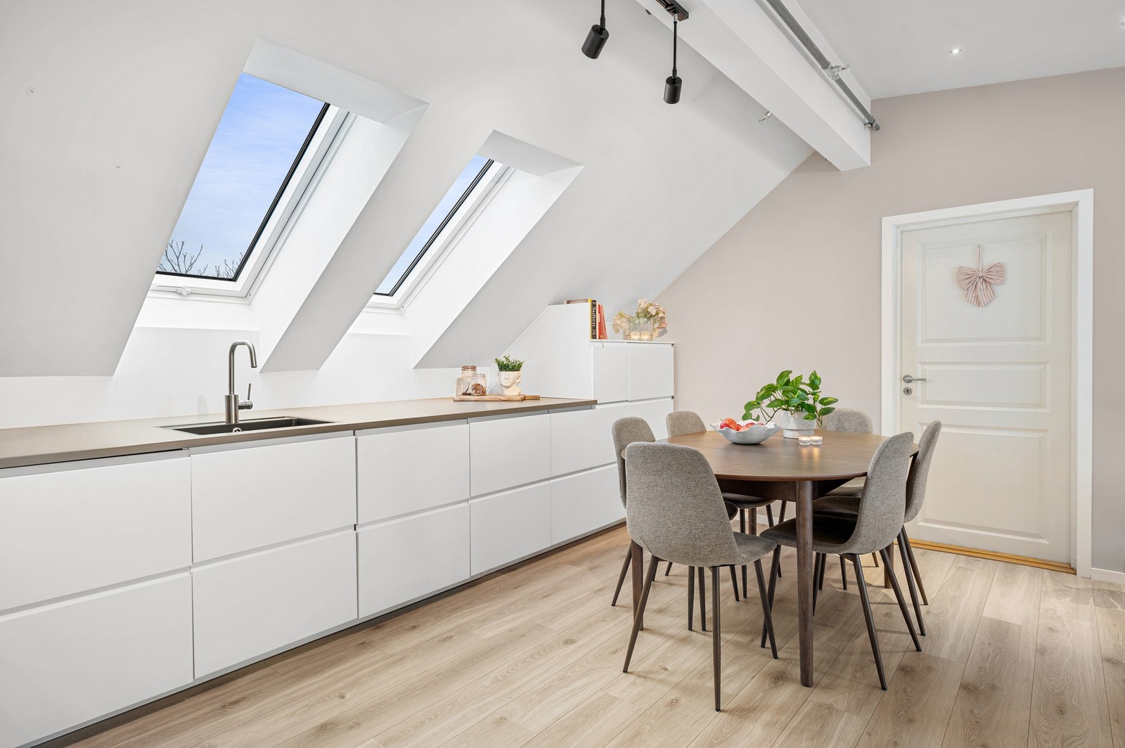 Spiseplassen finner sin naturlige plass i rommet mellom stua og kjøkkenet. Galleribilde