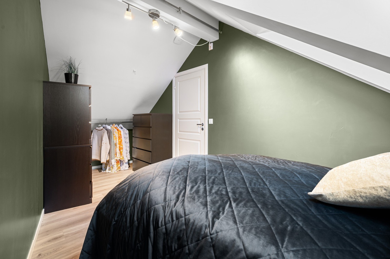 På den andre siden av soverommet er det plass til garderobeløsning og oppbevaring av klær. Galleribilde