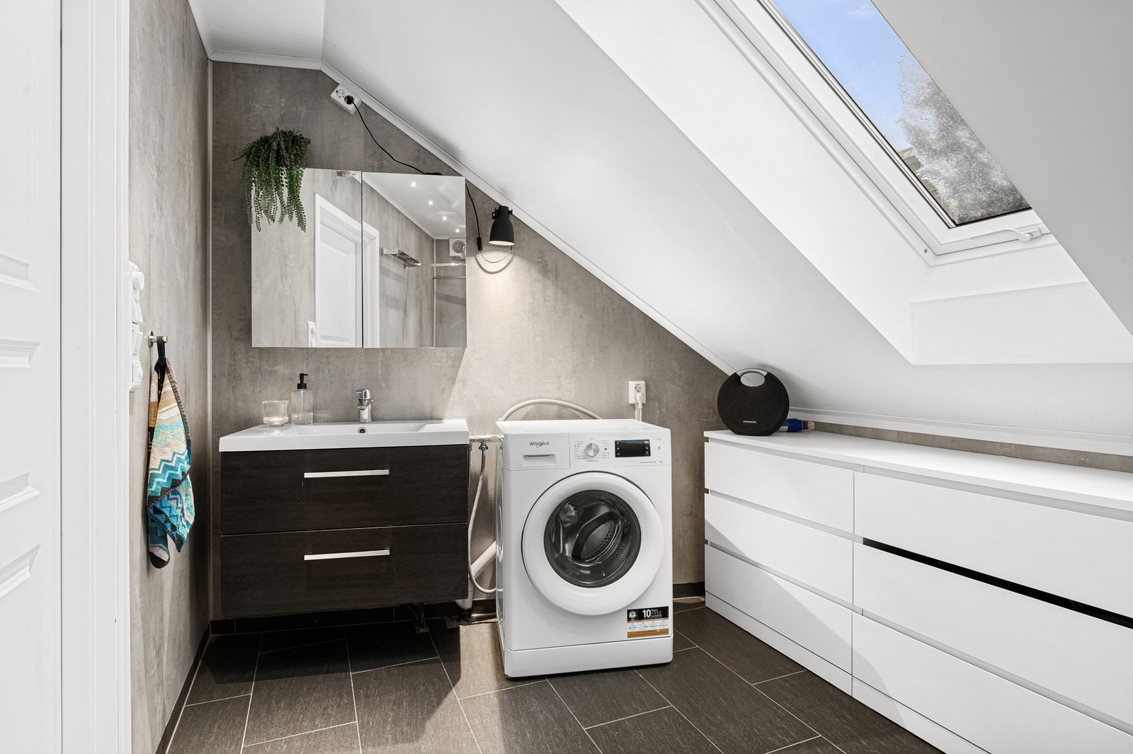 Moderne bad med varmekabler i gulv og opplegg for vaskemaskin. Galleribilde