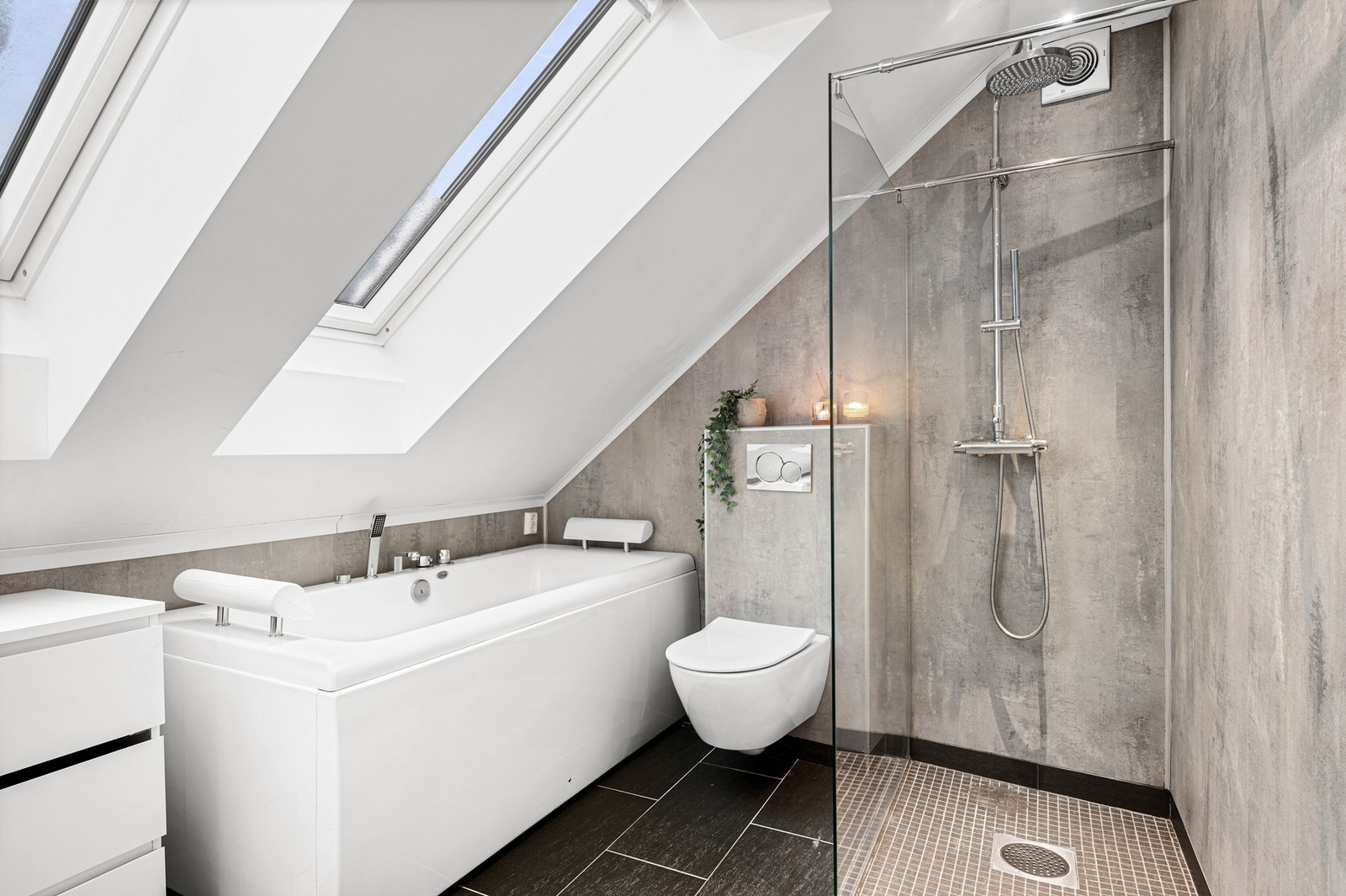 Badet har både dusjsone og badekar. Galleribilde