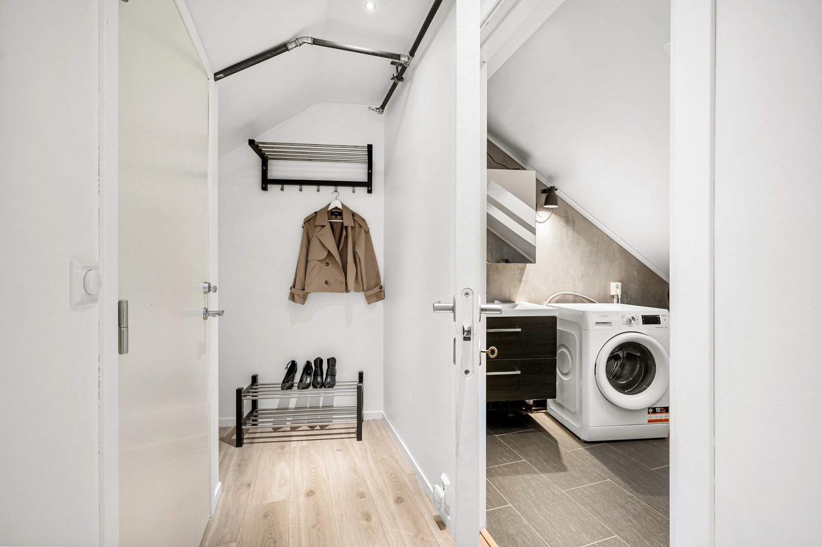 Yttergang med plass til oppheng av yttertøy og sko. Galleribilde