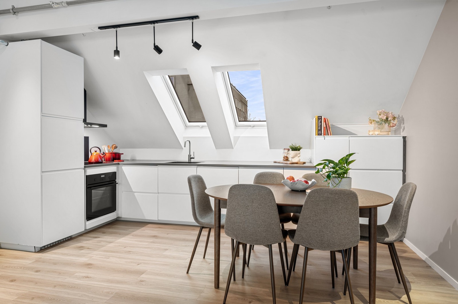 Praktisk, åpen løsning mellom stua og kjøkkenet gir en god romfølelse. Galleribilde