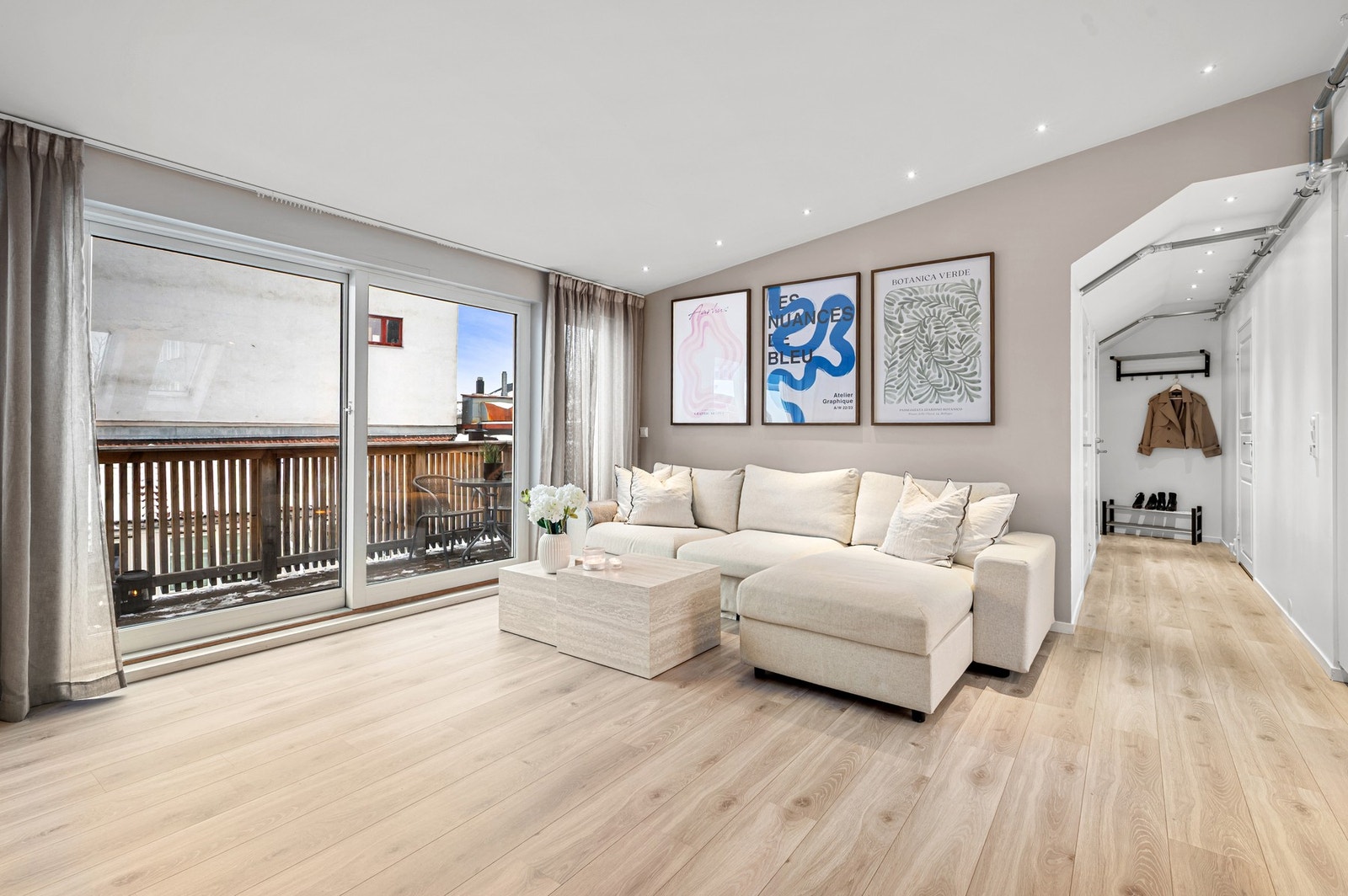 De store vindusflatene gir rikelig med naturlig lysinnslipp. Galleribilde