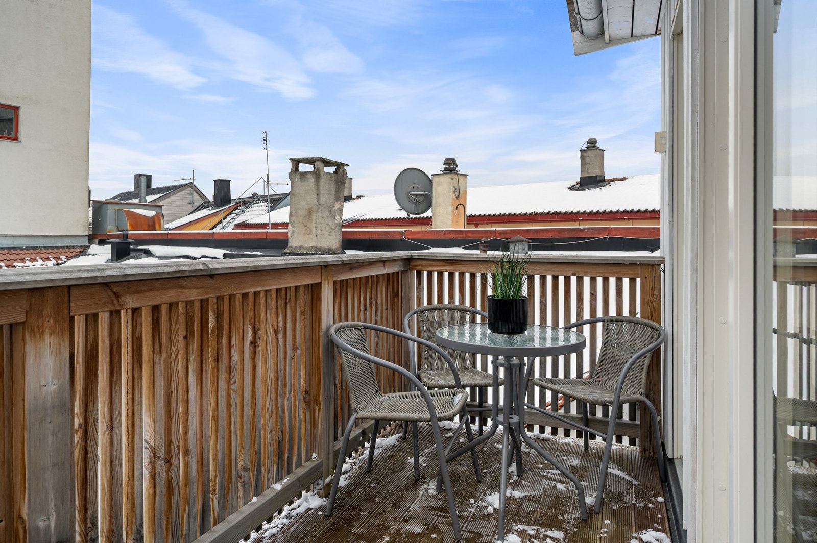 Balkongen ligger sørvendt mot en lukket bakgård. Her har man gode solforhold fra morgen til ettermiddag. Galleribilde