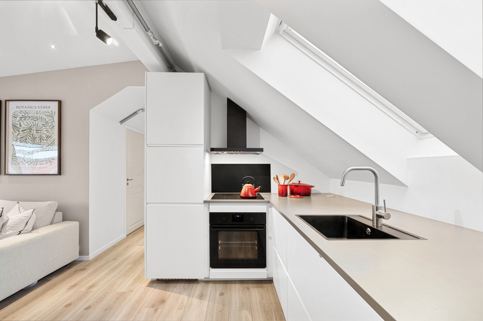 Benkeplassen er ekstra dyp og tilpasset skråtaket, noe som gir ekstra benkeplass. Galleribilde