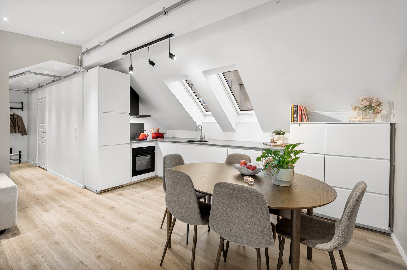 Lekker kjøkkenløsning med god benk- og skapplass. Integrerte hvitevarer. Galleribilde