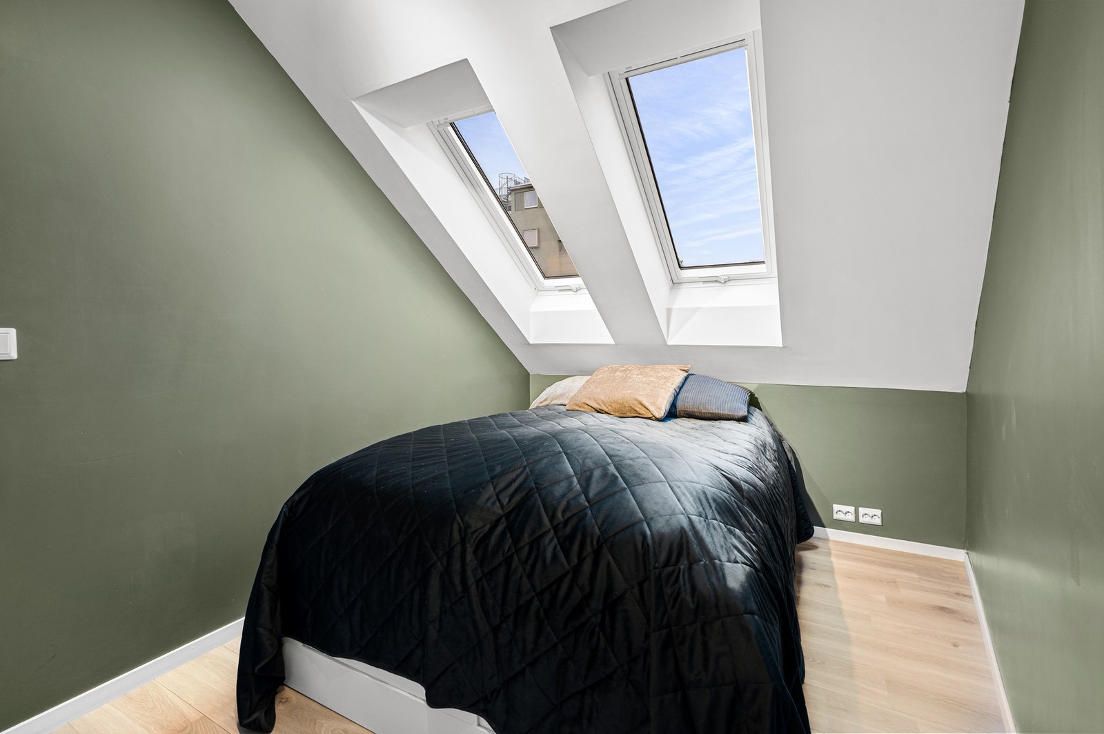 Lunt og fint soverom med plass til dobbeltseng og nattbord. Galleribilde