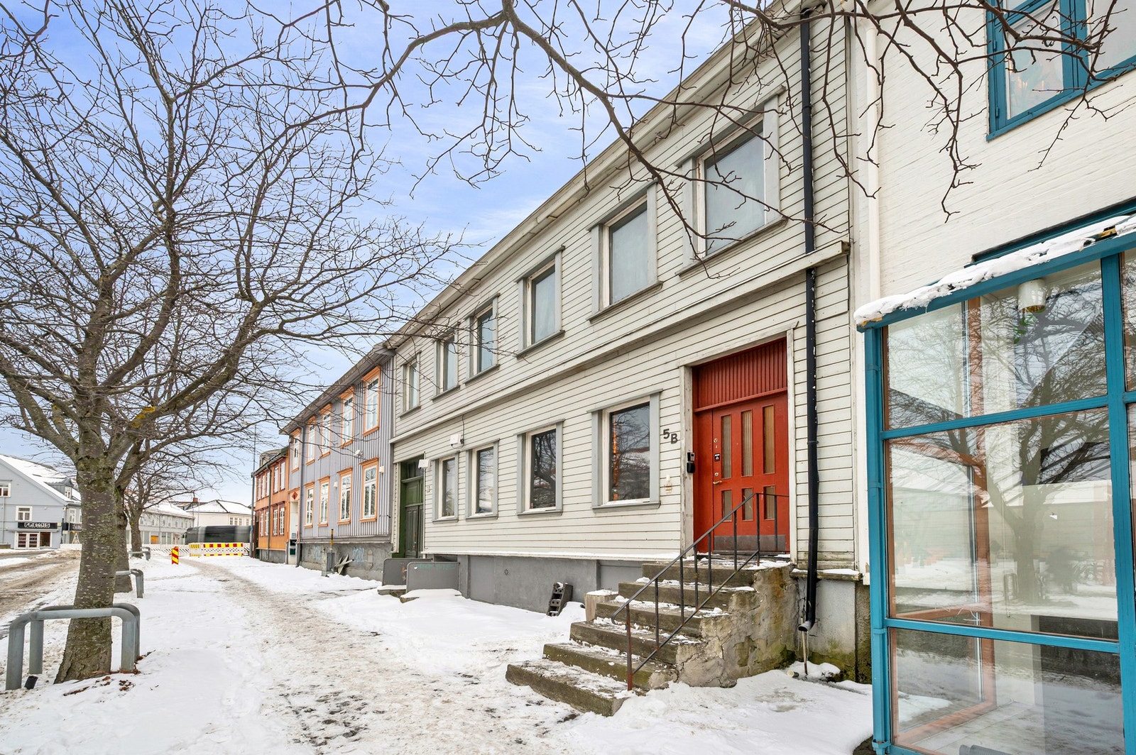 BI og NTNU Gløshaugen er innen gangavstand fra leiligheten. St. Olavs Hospital når man innen 10 minutters gange fra leiligheten. Galleribilde