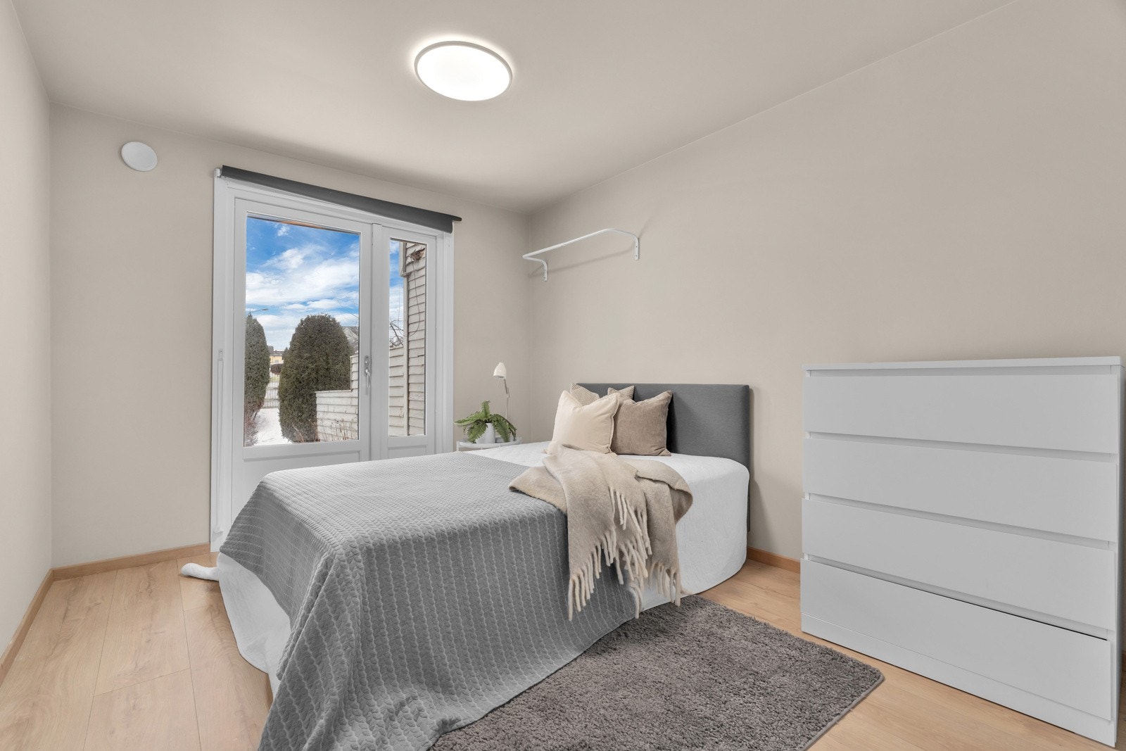 Fra soverom nr 2 i første etasje er det utgang til boligens romslige plenområde Galleribilde