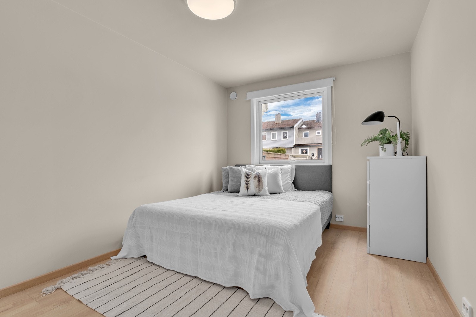 Soverom i første etasje med god plass til både dobbeltseng, garderobe og skrivebord Galleribilde