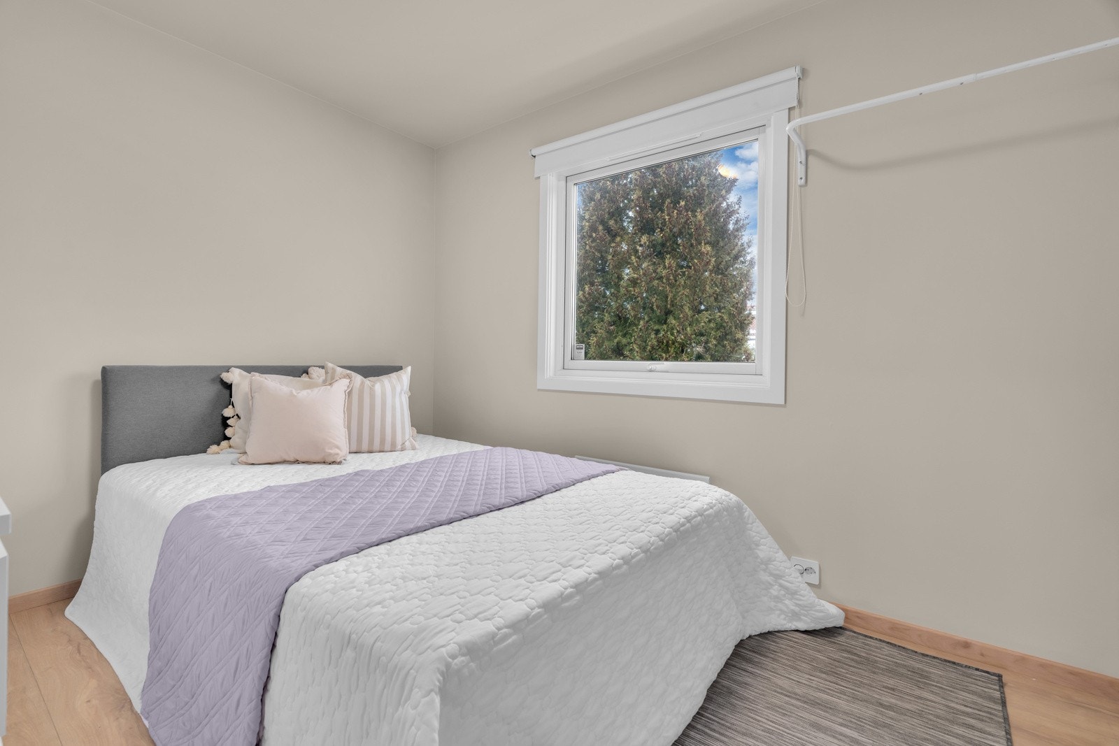 Et av boligens to soverom i andre etasje Galleribilde