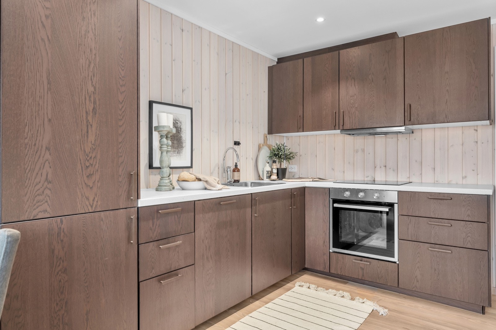 Kjøkkenet er rikelig med skapplass og en god arbeidsflate Galleribilde