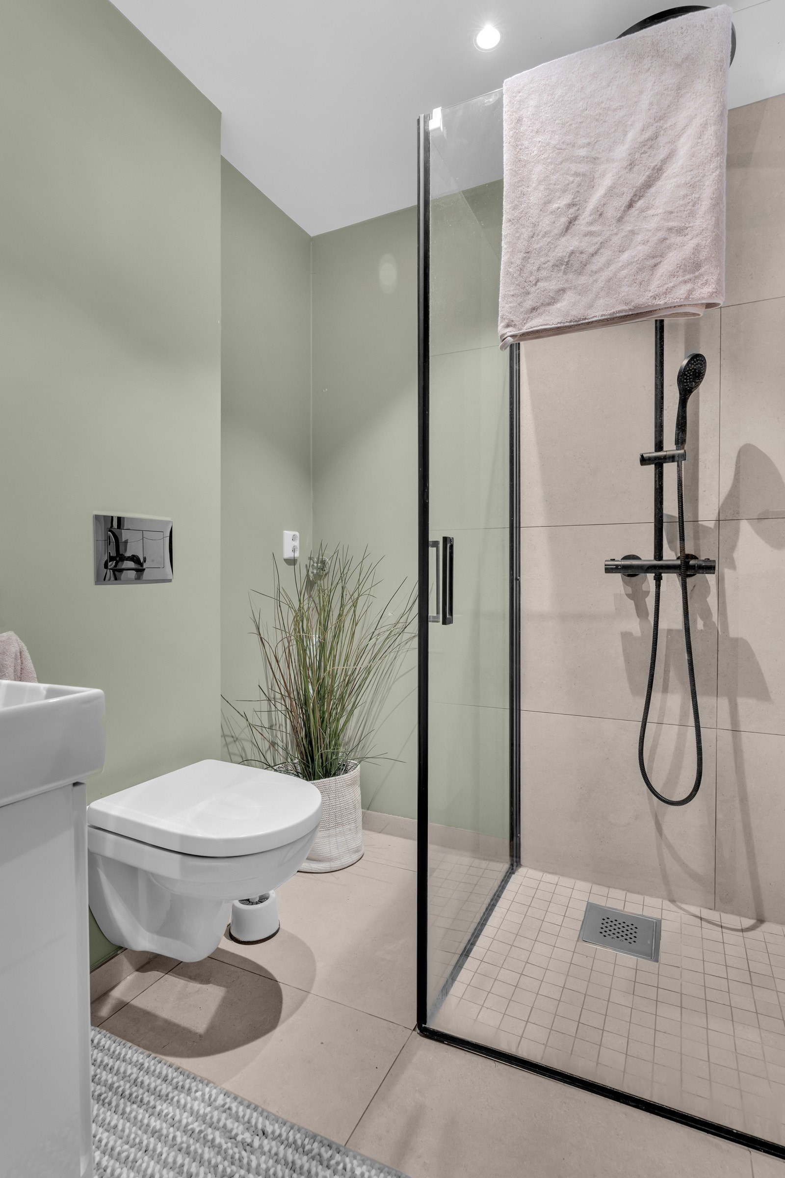 Bad nr 2 i samme klassiske stilen med fliser på gulv og veggene i dusjsonen Galleribilde