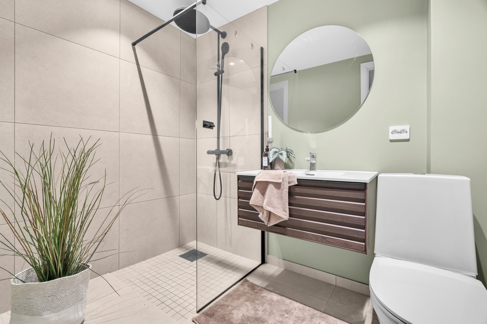 Stilrent bad med fliser på gulv og veggene i dusjsonen Galleribilde