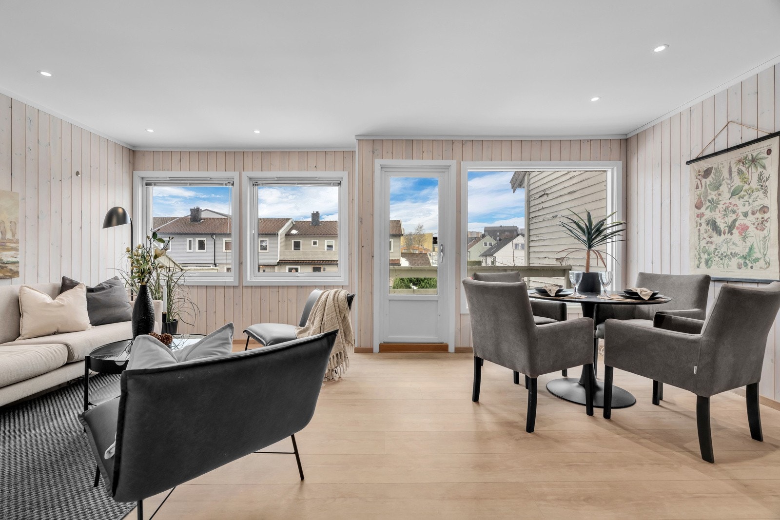 De store vindusflatene slipper inn rikelig med sollys Galleribilde