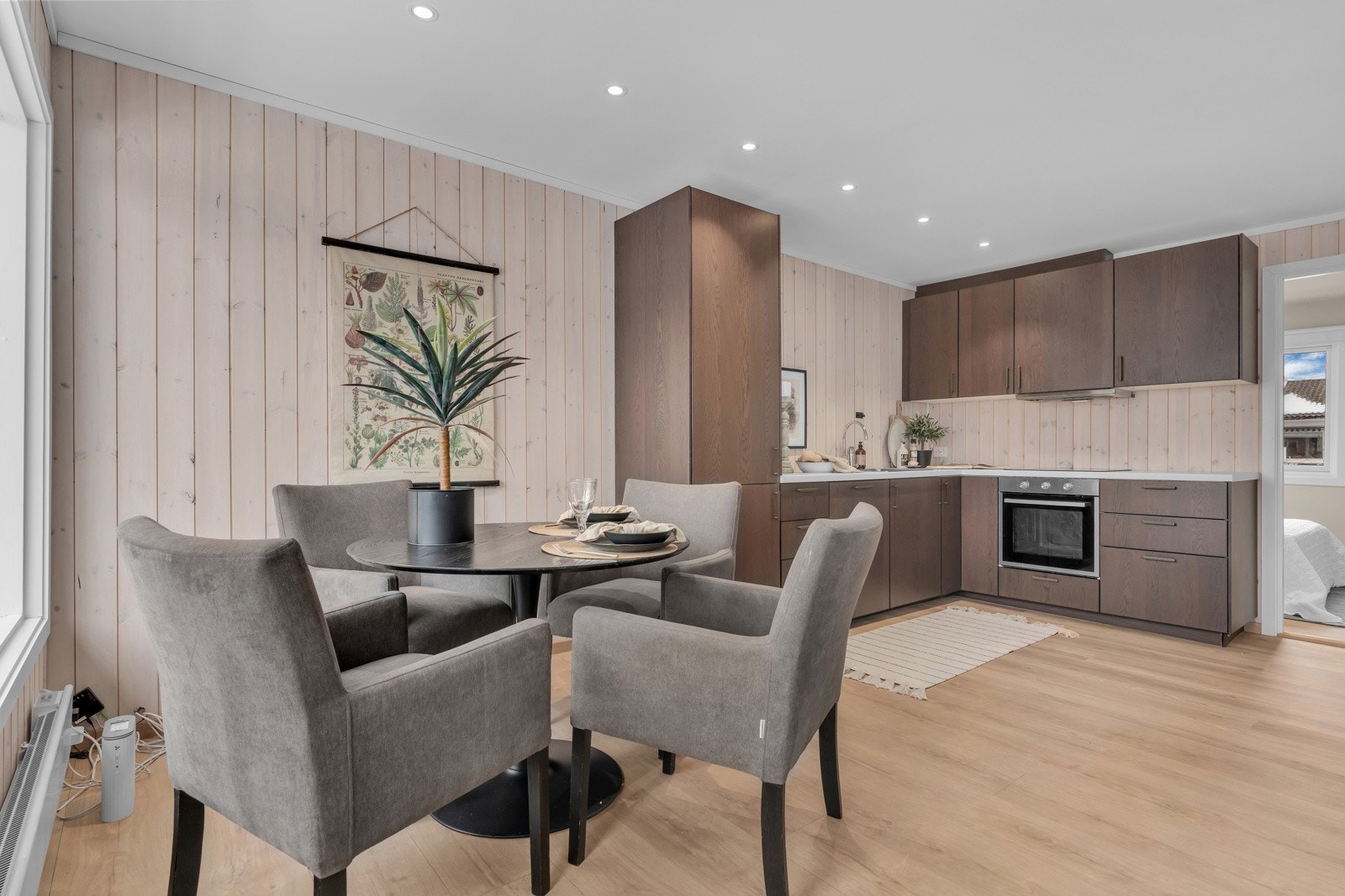 Det er god plass til spisebord ved kjøkkenet Galleribilde