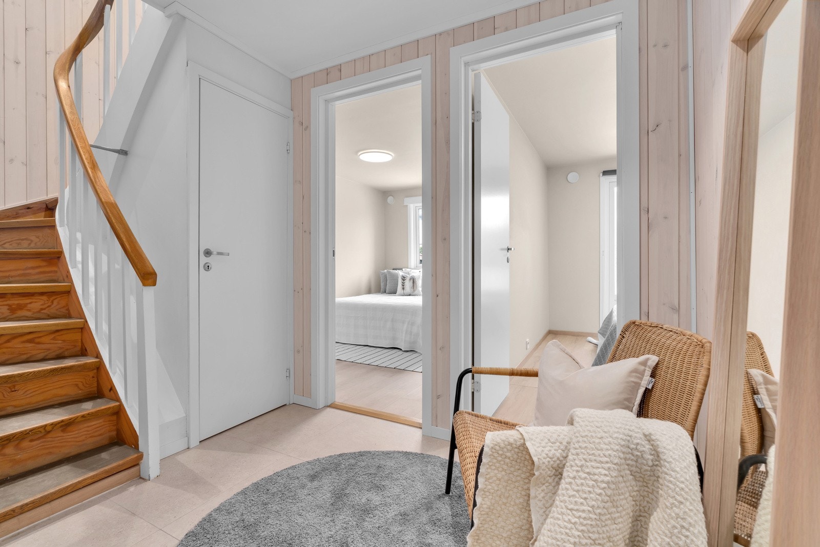 I første etasje er det tre soverom, to bad, inngangsparti og bod under trapp Galleribilde